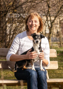 Tierheilpraktikerin Annette Dragun mit Hund Bodo